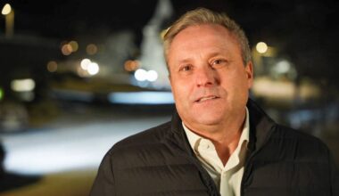 En mann står nær en vei.