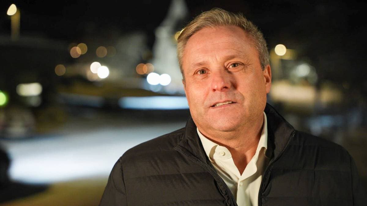 En mann står nær en vei.