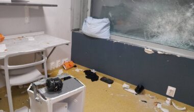 et rom med et bord og en stol og et vindu