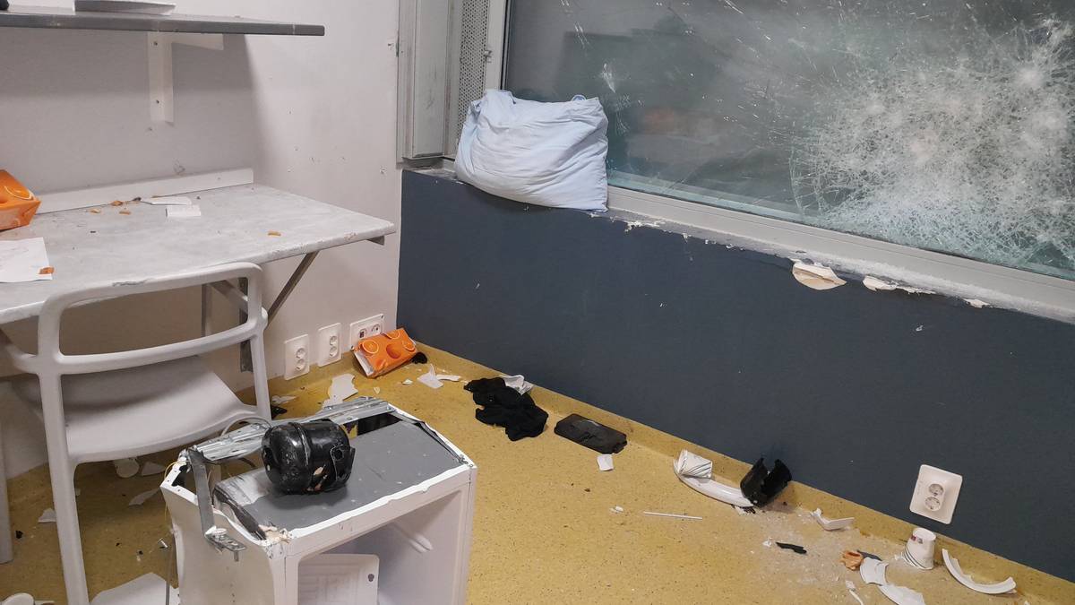 et rom med et bord og en stol og et vindu