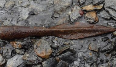 Gamalt fangstanlegg dukka opp frå isen ved Aurlandsfjellet – NRK Vestland