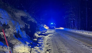 en vei med snø på siden