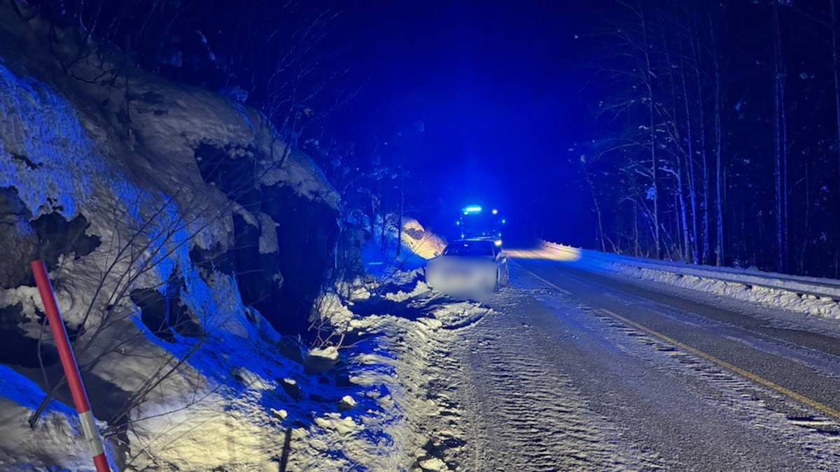 en vei med snø på siden