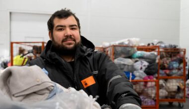 Frykter at gjenbruksbransjen kan kollapse – kaster 500 tonn mer tekstiler enn i fjor – NRK Vestfold og Telemark – Lokale nyheter, TV og radio