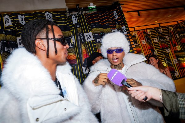 Oslo 20251128.
Chris Abolade og Amara ankommer gul løper under P3 Gull 2025 på Trekanten i Oslo fredag ettermiddag. Flere av kveldens nominerte, artister og gjester møtte pressen før sendingen startet på NRK.
Foto: Thomas Fure / NTB