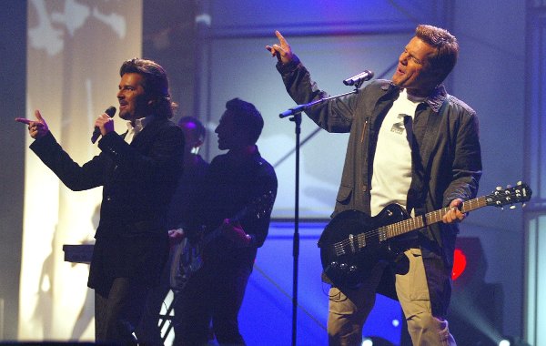 (GERMANY OUT) Popgruppe, DThomas Anders (l.) und Dieter Bohlen bei einem Auftritt bei der Bravo Supershow in der KölnArena (Photo by Brill/ullstein bild via Getty Images)