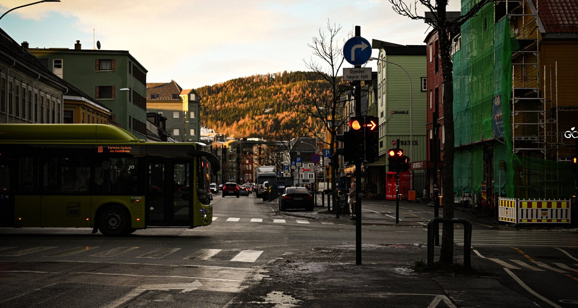 Trafikk, Midtbyen | Dette skiltet har politiet bedt kommunen om å ta ned: – Best å la dem stå - Nidaros