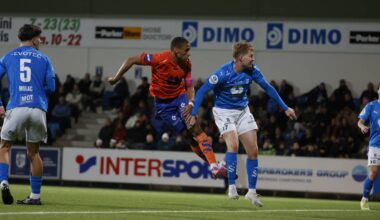 En gruppe menn som spiller fotball