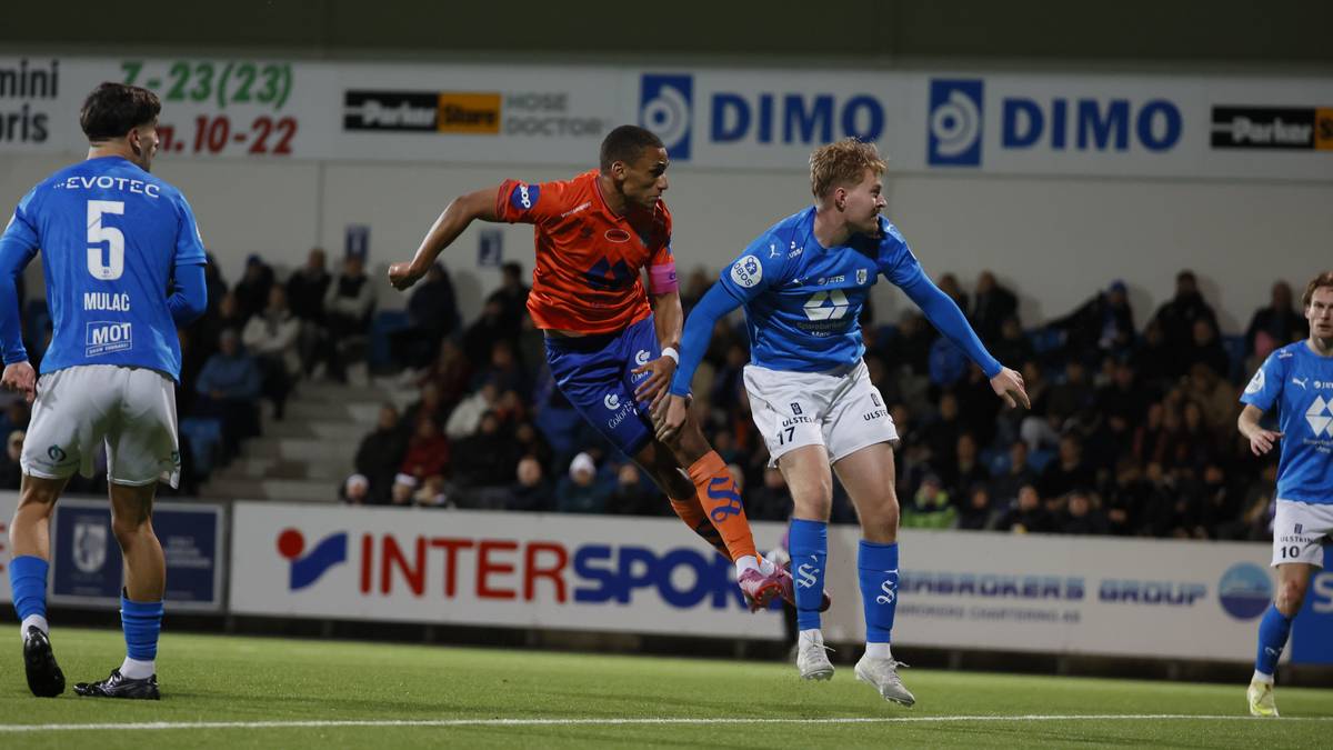 En gruppe menn som spiller fotball