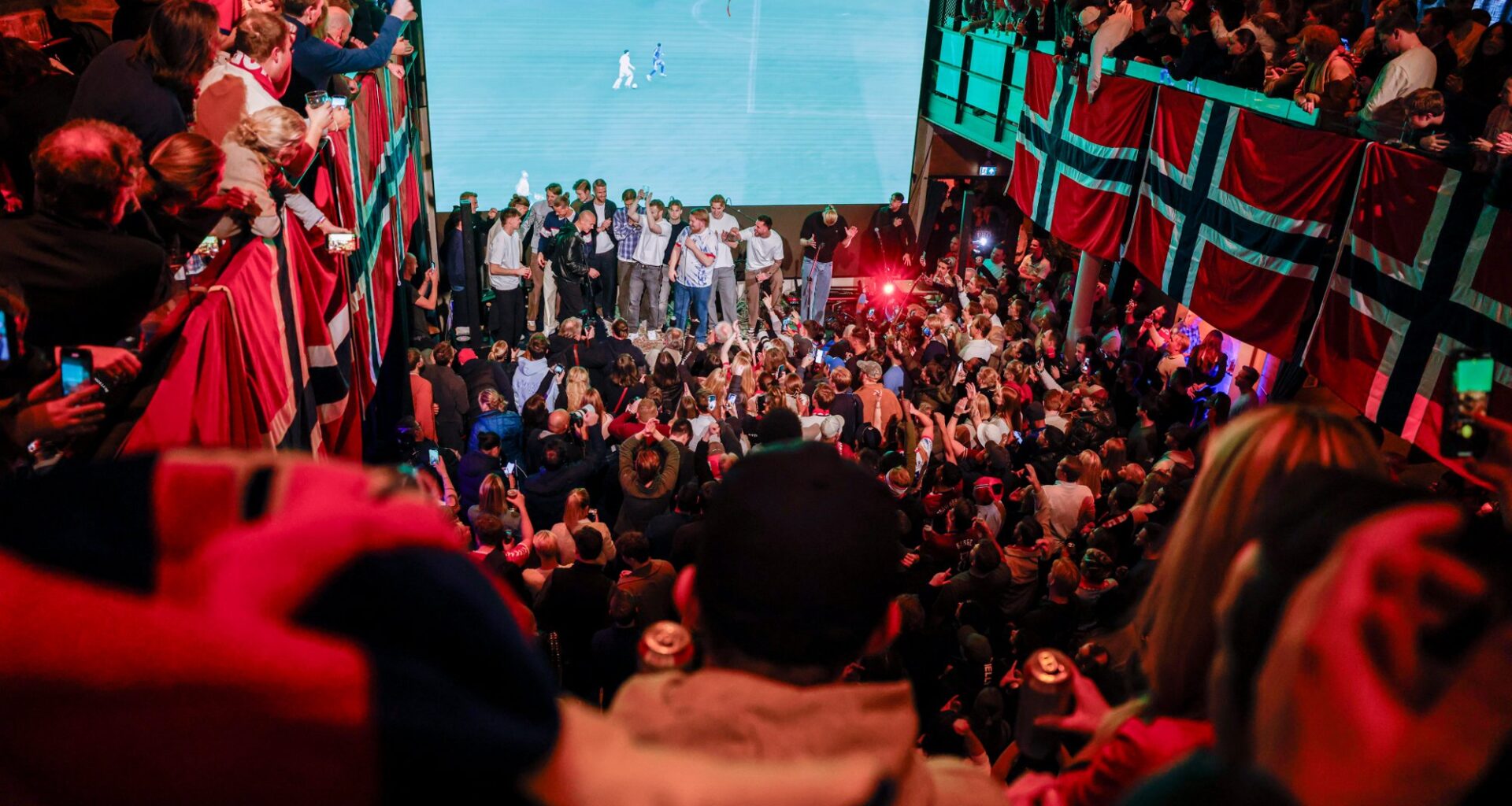 Mens fotballstjernene festet i et lukket rom, holdt «naboene seg for ørene»: – Knapt til å holde ut - Avisa Oslo