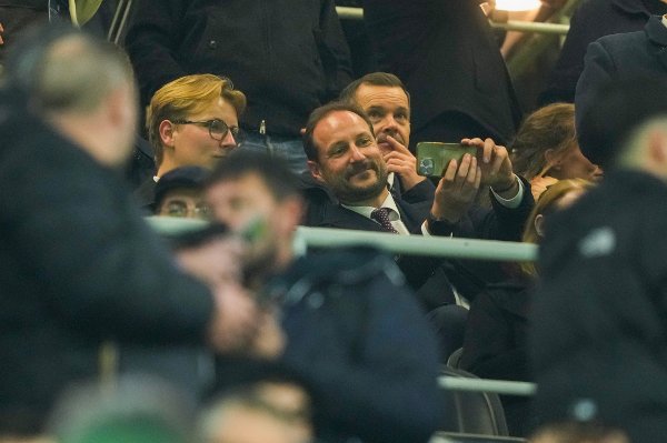 Milano , Italia  20251116. 
Prins Sverre Magnus og kronprins Haakon under VM-kvalifiseringskampen i fotball mellom Norge og Italia på San Siro.
Foto: Fredrik Varfjell / NTB