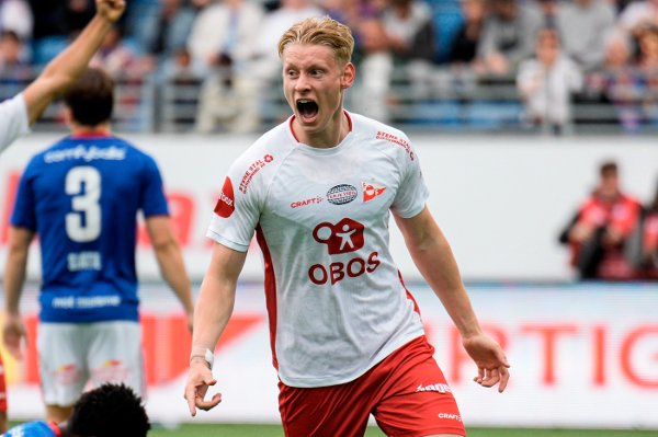 Oslo 20250705.
Fredrikstads Rocco Shein jubler etter 0-1 scoringen under eliteserien i fotball mellom Vålerenga og Fredrikstad på Intility Arena.
Foto: Stian Lysberg Solum / NTB