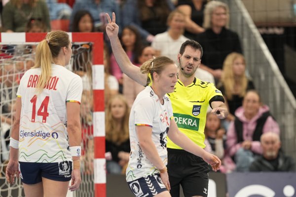 Larvik 20251015.
Dommeren under håndballkampen i EHF EURO Cup mellom Norge og Romania i Jotron Arena.
Bildet er tatt på oppdrag for Norges Håndballforbund, men kan brukes av redaksjonelle kunder av NTB.
Foto: Fredrik Varfjell / NTB
