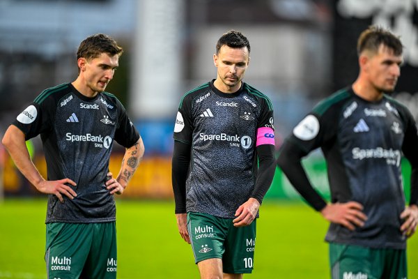 Stavanger 20251018.
F.v: Rosenborgs Duris David, Ole Kristian Selnæs og Tomas Nemcik etter eliteseriekampen i fotball mellom Bryne og Rosenborg på Bryne stadion.
Foto: Carina Johansen / NTB