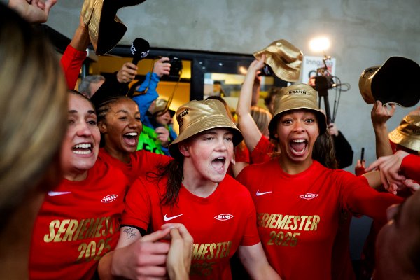 Bergen 20251101.
Branns Signe Gaupset jubler etter fotballkampen i Toppserien mellom SK Brann kvinner og Rosenborg på Brann stadion.
Foto: Paul S. Amundsen / NTB