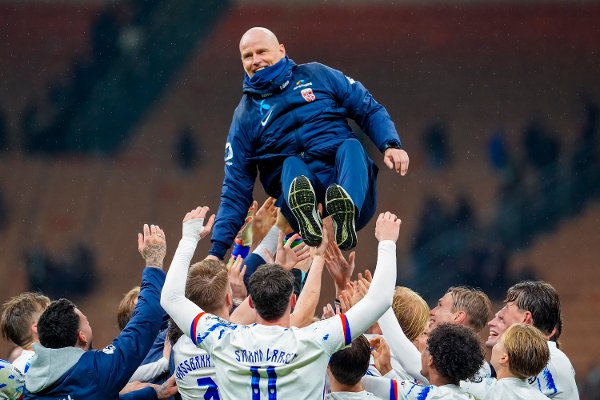 Milano, Italia 20251116. 
Norges landslagssjef Ståle Solbakken feirer 1-4 seieren i VM-kvalifiseringskampen i fotball mellom Norge og Italia på San Siro.
Foto: Lise Åserud / NTB