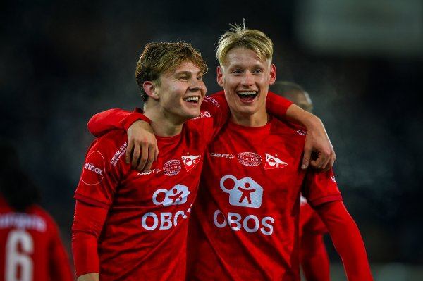 Drammen 20251019.
Fredrikstads Oskar Øhlenschlæger og Rocco Robert Shein under eliteseriekampen i fotball mellom Strømsgodset og Fredrikstad på Marienlyst Stadion.
Foto: Trond R. Teigen / NTB