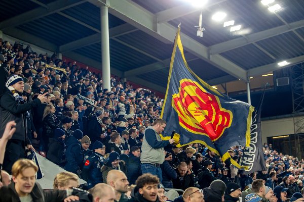 Oslo 20251123.
Vikings supportere etter eliteseriekampen i fotball mellom Fredrikstad og Viking på Fredrikstad Stadion.
Foto: Thomas Andersen / NTB