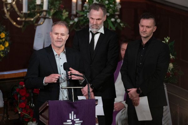 Orkdal 20220128.
Bent Skammelsrud Erik Hoftun, og Roar Strand under tidligere fotballtrener Nils Arne Eggen begravelse fra Orkdal kirke fredag.
Foto: Terje Pedersen / NTB