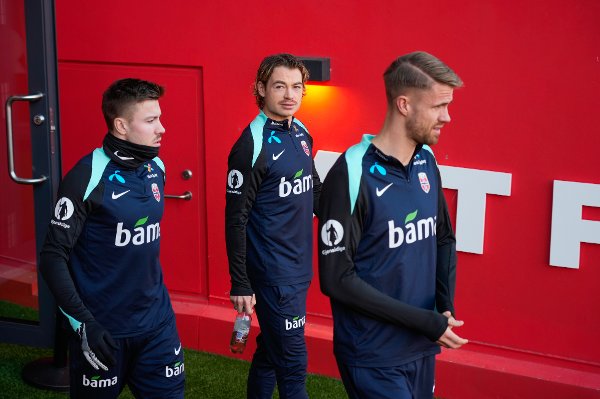 Oslo 20251114. 
Fredrik Andre Bjørkan,  Patrick Berg og Kristoffer ajer under treningen. Det norske fotballandslaget trener etter gårsdagens landskamp i VM- kvalifiseringen mot  Estland , hvor Norge vant 4-1.
Foto: Gorm Kallestad / NTB