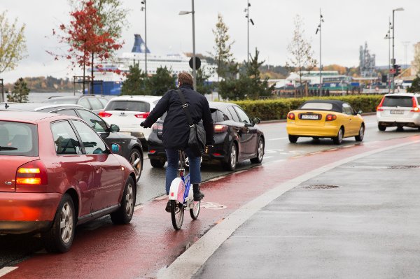 Et bilde av en syklist i Oslo sentrum.