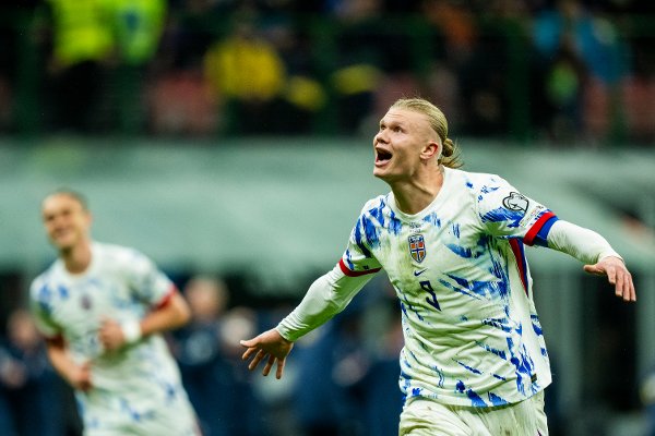 Milano, Italia  20251116. 
Norges Erling Braut Haaland jubler etter 1-3 målet under VM-kvalifiseringskampen i fotball mellom Norge og Italia på San Siro.
Foto: Fredrik Varfjell / NTB