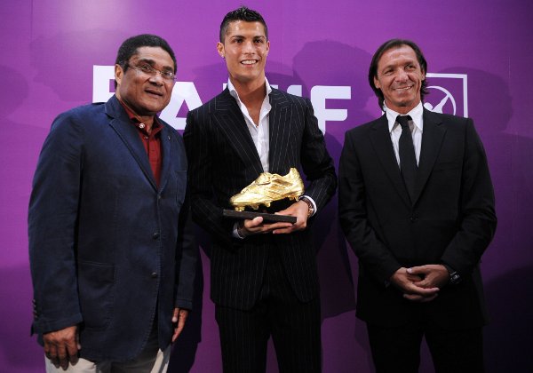 Portuguese soccer player Cristiano Ronaldo, center, holds the European Golden Boot while posing for a photo with former Portuguese players Eusébio da Silva Ferreira, left, and Fernando Gomes Saturday, Sept. 13 2008, in Funchal, in the Portuguese island of Madeira. Ronald was awarded the trophy Saturday as the top scorer of the European leagues during the 2007/2008 season. Eusebio won the trophy in 1968 and 1973 while Gomes won it in 1983 and 1985. (AP Photo/Helder Santos)