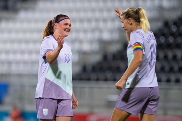 Cádiz, Spania 20251028.
Norges Signe Gaupset scorer og blir gratulert av Ada Hegerberg i privatlandskampen i fotball for kvinner mellom Norge og Japan på Ciudad de La Línea Stadium.
Foto: Jorge Guerrero / NTB