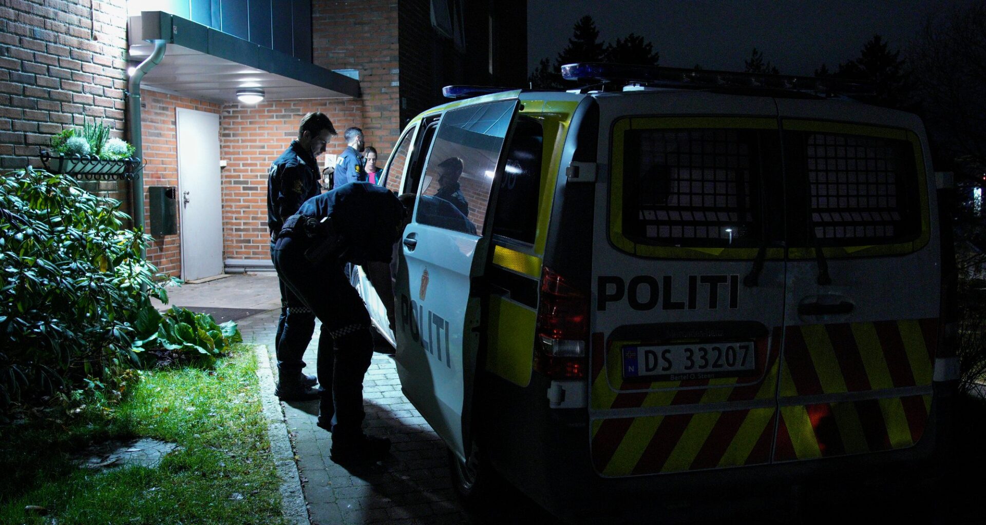 Krim, Vold | Kvinne i 80-årene møtte tre personer i leiligheten da hun kom hjem: – Ble slått ned