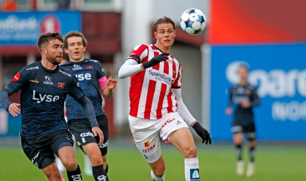 Tromsø 20251019. 
Tromsøs Jens Hjertø-Dahl og Vikings Sondre Bjørshol under eliteseriekampen i fotball mellom Tromsø og Viking på Romssa Arena.
Foto: Rune Stoltz Bertinussen / NTB