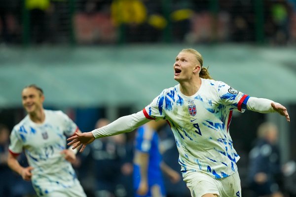 Milano , Italia  20251116. 
Norges Erling Braut Haaland feirer sin 1-3 scoring  under VM-kvalifiseringskampen i fotball mellom Norge og Italia på San Siro.
Foto: Fredrik Varfjell / NTB
