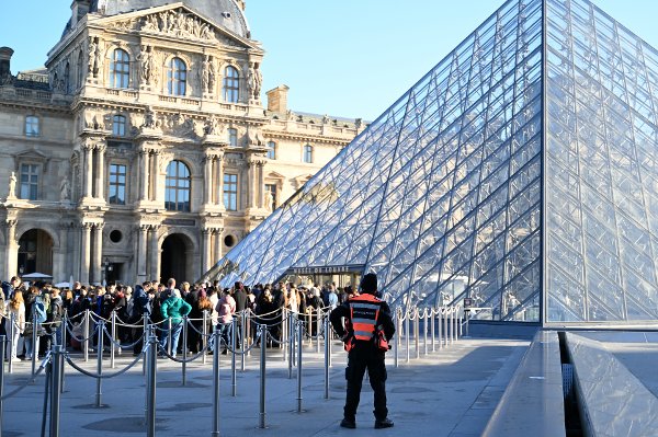 People queue to enter the Louvre museum, Thursday, Oct. 30, 2025 in Paris. (AP Photo/Emma Da Silva)
