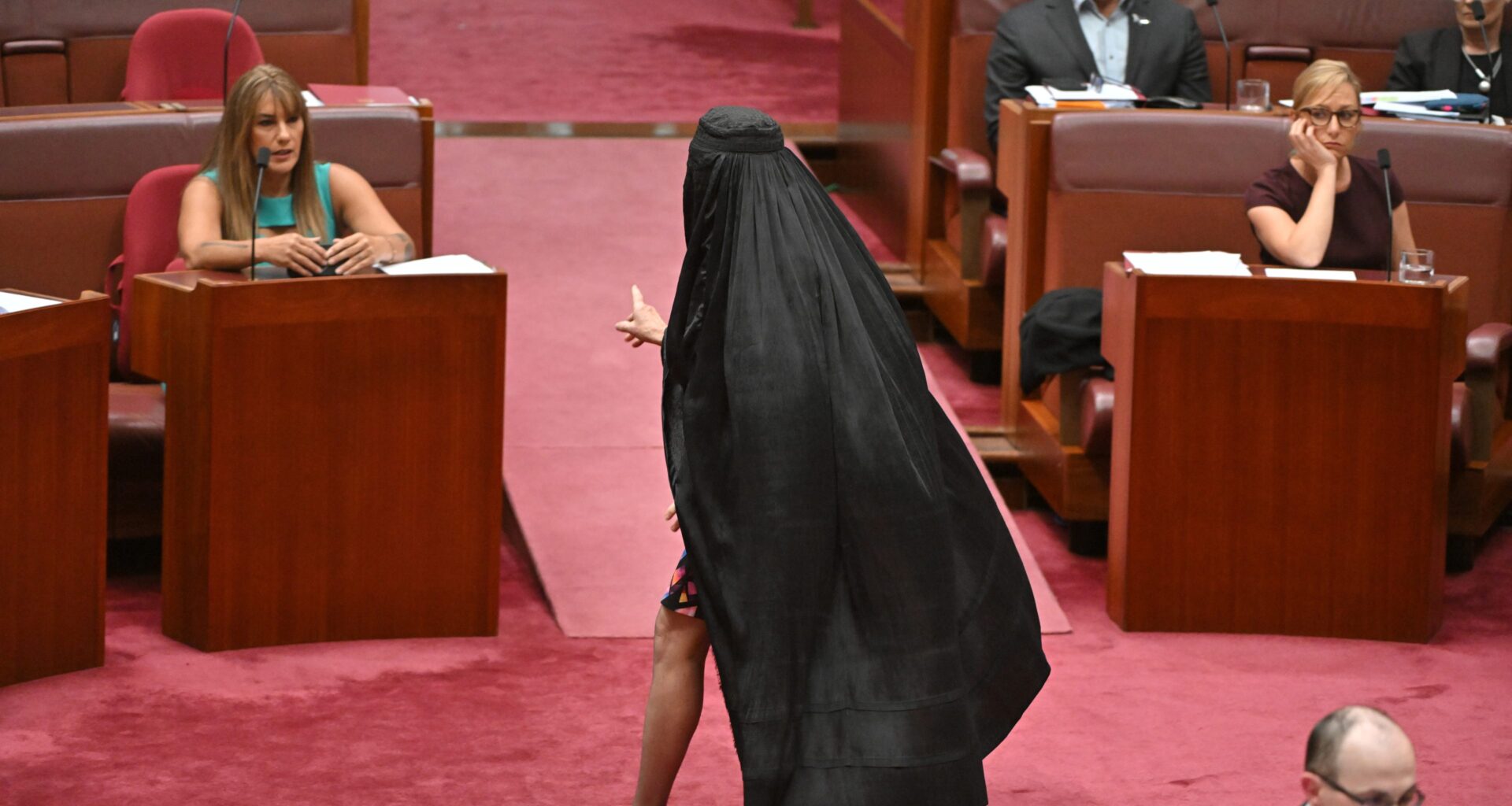Australsk senator skaper mediestorm etter burka-protest i parlamentet
