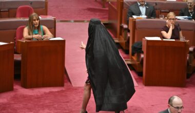 Australsk senator skaper mediestorm etter burka-protest i parlamentet