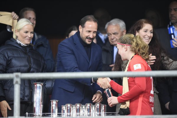Oslo 20221105.
Branns Signe Gaupset mottar kongepokalen av Kronprins Haakon etter å ha blitt Norgesmester i fotball 2022. Brann slo Stabæk 3-1 i cupfinalen på Ullevaal stadion i Oslo.
Foto: Annika Byrde / NTB