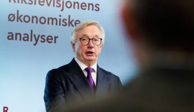 Riksrevisor Karl Eirik Schjøtt-Pedersen presenterer resultatet av den årlige revisjonen av statens regnskaper.