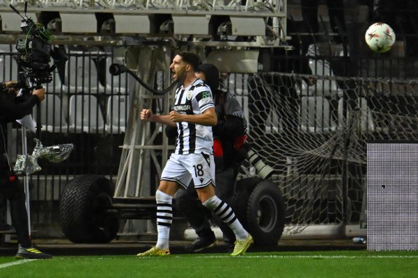 PAOK's Luka Ivanusec, center celebrates after scoring the opening goal during the Europa League soccer match between PAOK and SK Brann in Thessaloniki, Greece, Thursday, Nov. 27, 2025. (AP Photo/Giannis Papanikos)