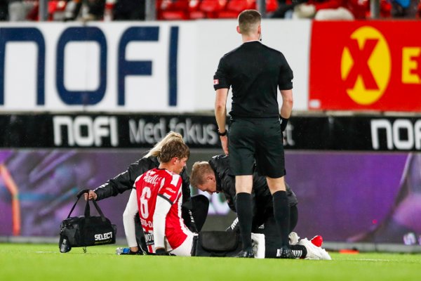 Tromsø 20251102. 
Jens Hjertø-Dahl går fra banen etter å fått en skade i kneet under eliteseriekampen i fotball mellom Tromsø og Sarpsborg 08 på Romssa Arena.
Foto: Rune Stoltz Bertinussen / NTB