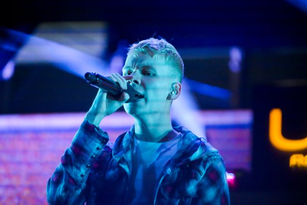 Oslo 20251003. 
Vinneren av «Årets Urørt» 2024 Anakin Justin åpner showet i finalen i årets utgave av musikkonkurransen Urørt på Rockefeller i Oslo fredag.
Foto: Annika Byrde / NTB