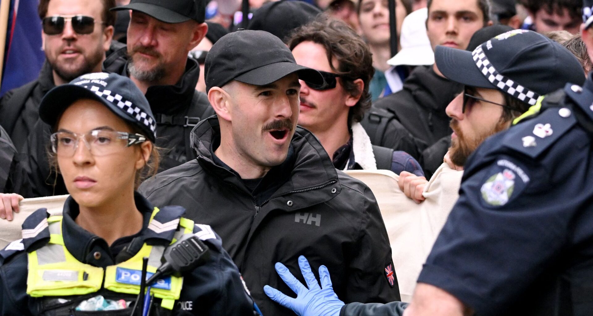 Nynazisme, Australia | Australske nynazister bruker Helly Hansen-jakker som uniform