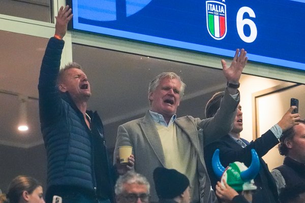Milano, Italia 20251116. 
Alf-Inge Håland og Tor Olav Trøim på tribunen under VM-kvalifiseringskampen i fotball mellom Norge og Italia på San Siro.
Foto: Lise Åserud  / NTB