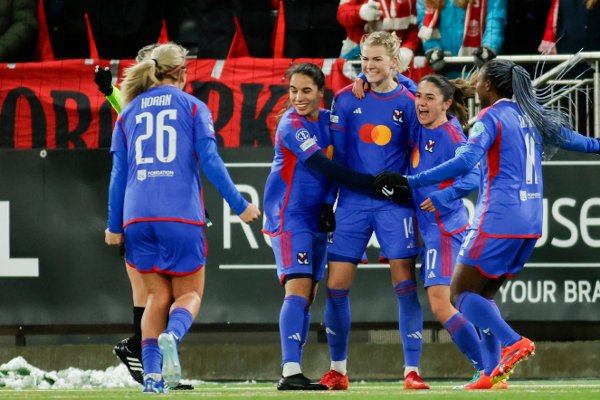 Bergen 20231221.
Ada Hegerberg jubler sammen med lagvenninner etter at hun ga Lyon ledelsen 2-0 på straffe i kampen i gruppespillet i Champions League mellom Brann og Lyon på Åsane Arena.
Foto: Paul S. Amundsen / NTB