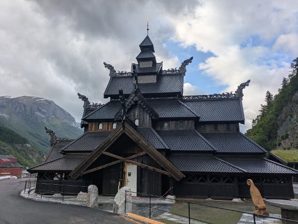 Oslo 20251127.
Handout. Bildet inngår i NTBs tilbud til abonnenter på nyhetsfoto. Bildet skal kun benyttes i forbindelse med angitt sak.
Arkitekturopprøret hederpris deles i år mellom to kandidater.
Den ene er Lothepus Camping i Odda.
Stavkirker virker eggende på fantasien til alle som besøker dem. Med sin særegne blanding av kontinental basilikaarkitektur, norsk materialkunnskap og noe umiskjennelig arkaisk i detaljene, er de Norges mest unike bygningstype og har blitt brukt som forbilde i nye byggeprosjekter gjennom halvannet århundre. Kjente bygninger som Frognerseteren og Holmenkollen kapell tar opp mange elementer fra denne byggeskikken, mens moderne bygninger som Thamspaviljongen i Orkdal og rekonstruksjonene i Gol og Fantoft ofte har blitt omtalt som stavkirker. Nybygget på Lothepus Camping er verken et stavbygg eller en kirke, men kan nok låne Orkdals begrep «stavkirkebygning» med rette. Her har nemlig Leif Einar Lothe og gjengen hans gått inn i tradisjonen med liv og lyst, og sammen skapt et bygg som preges av både formglede, moderne håndverk og nytolkning av eldgammel arkitektur – innenfor rammene gitt av vår tid.
Foto: Arkitekturopprøret / Handout / NTB