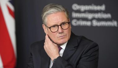 Krever at Starmer følger Kongens eksempel