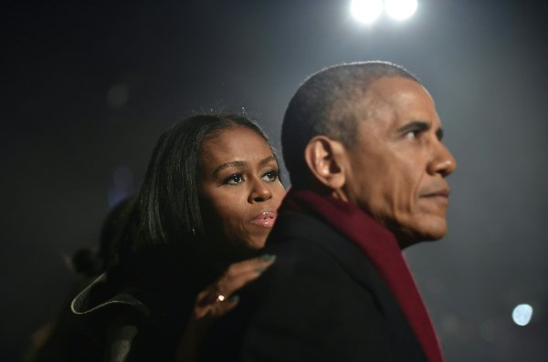 US President Barack Obama gand First Lady Michelle Obama attend the National Christmas Tree Lighting on the Ellipse of the National Mall in Washington on December 1, 2016. / AFP PHOTO / Nicholas Kamm
