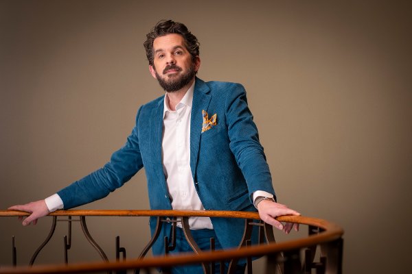 Oslo 20241216. 
Thomas Dybdahl portrettert under pressemøtet med årets artister av TV 2-programmet i «Hver gang vi møtes».
Foto: Heiko Junge / NTB