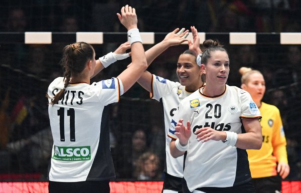 (L-R) Germany's left back #11 Xenia Smits, Germany's left back #49 Aimee von Pereira and Germany's left back #20 Emily Vogel react during the preliminary round Group D match between Germany and Iceland during the IHF Women's Handball World Championship in Stuttgart, southwestern Germany on November 26, 2025. (Photo by THOMAS KIENZLE / AFP)