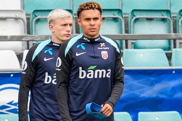 Tallinn, Estland 20250608. 
Antonio Nusa (t.h.) og Marcus Holmgren Pedersen (t.v.) under trening med Norges herrelandslag i fotball på A. Le Coq Arena i Tallinn i Estland søndag. Norge møter Estland for VM-kvalifisering 9. juni.
Foto: Lise Åserud / NTB