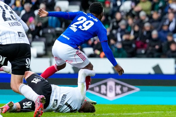 Trondheim 20251109. 
Vålerengas Brice Ambina tråkker på Rosenborgs Simen Bolkan Nordli under eliteseriekampen i fotball mellom Rosenborg og Vålerenga på Lerkendal stadion.
Foto: Ole Martin Wold / NTB