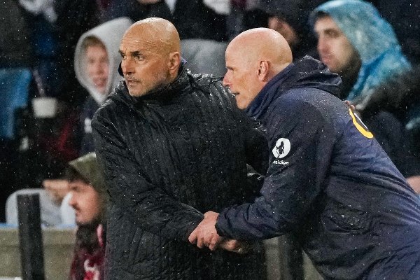 Oslo 20250606. 
Norges landslagssjef Ståle Solbakken (t.h.) og Italias landslagssjef Luciano Spalletti (t.v.) etter kampslutt i VM-kvalifiseringskampen i fotball for menn mellom Norge og Italia på Ullevaal stadion i Oslo.
Foto: Cornelius Poppe / NTB